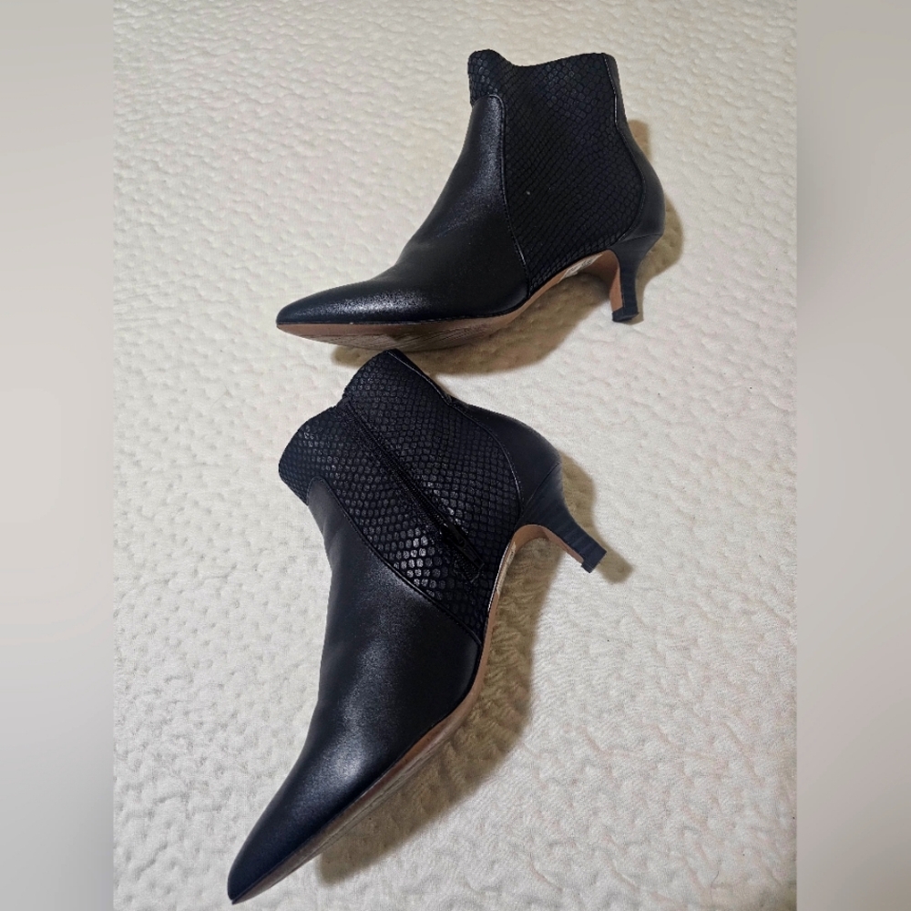 Low heel black boots